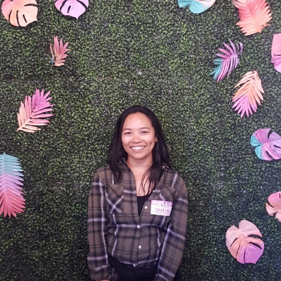 Meet your Posher, Nicole - Picture 1 of 2